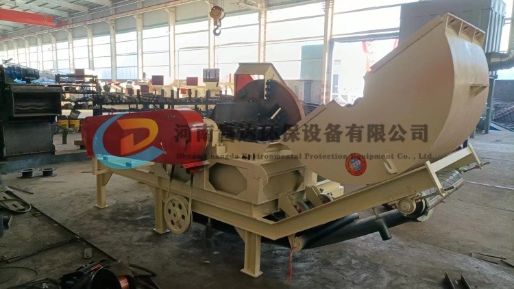 雲南客（kè）戶定製下輸送出料食用菌木耳料（liào）木屑機.jpg