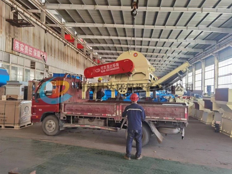 雲（yún）南（nán）客戶定製下輸送（sòng）出料食用菌木耳料木（mù）屑機2.jpg