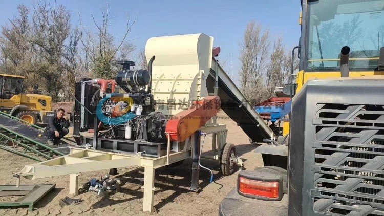 陝西大型移動玉米芯客戶現場2.jpg