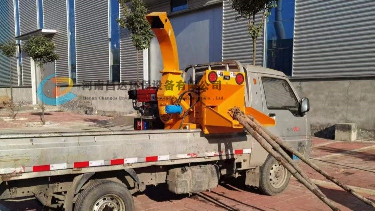 浙江客戶定製小型車載式樹枝粉碎機.jpg