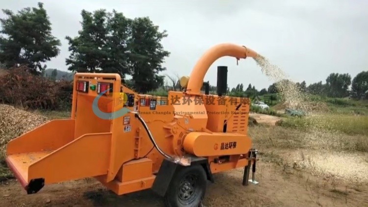 河南昌達（dá）HC-6145園（yuán）林綠化樹枝粉碎機山東威（wēi）海客戶使用現場