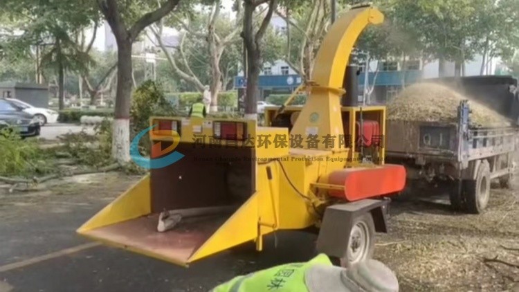 6145園林綠化（huà）樹枝粉碎（suì）機河北石家莊客戶使用現場（chǎng）.jpg