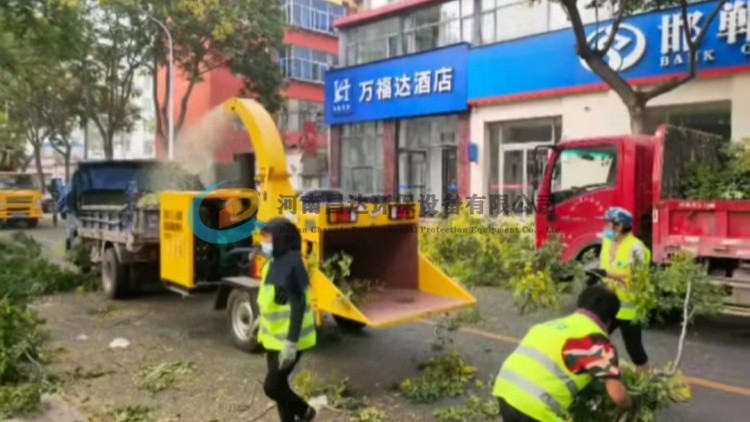 園林綠化樹枝（zhī）粉碎機西安客戶使用現場