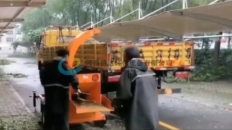 小（xiǎo）型園林綠化樹枝粉碎機上海客戶使用現場