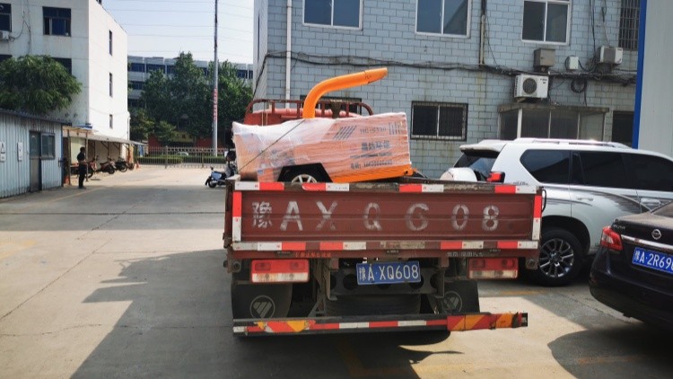 鄭州客戶到廠（chǎng）自提園林樹枝粉（fěn）碎機.jpg